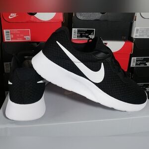 NIKE TANJUN BLACK/WHITE WOMEN'S US SIZE 10 SUPER MINT CONDITION
